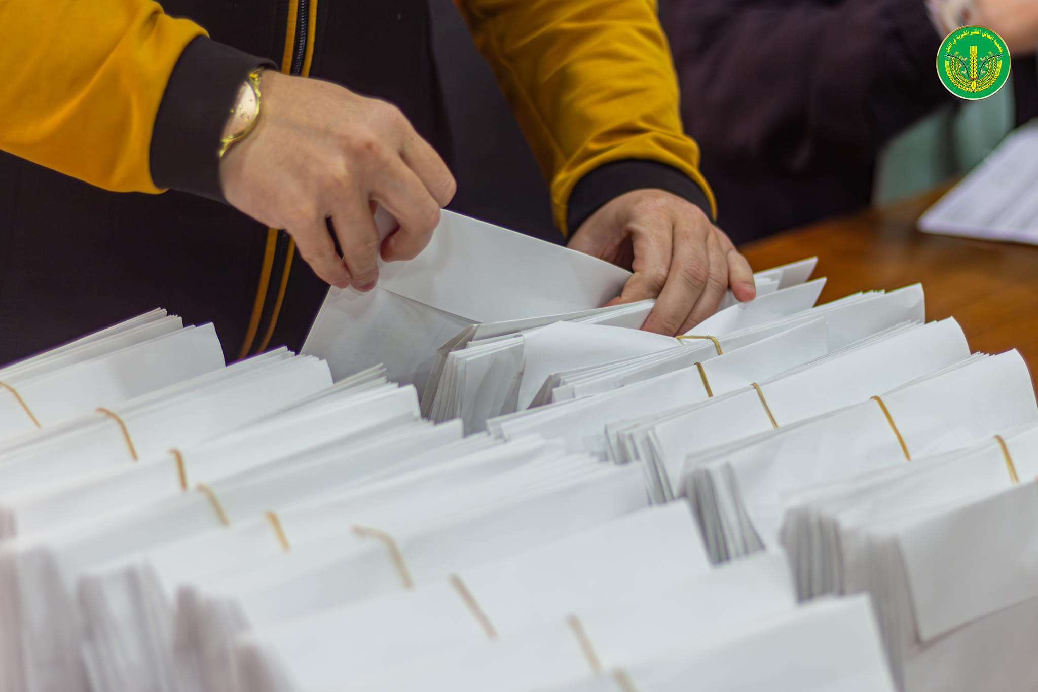 وزيع المساعدات المالية والعينية للشهر العاشر